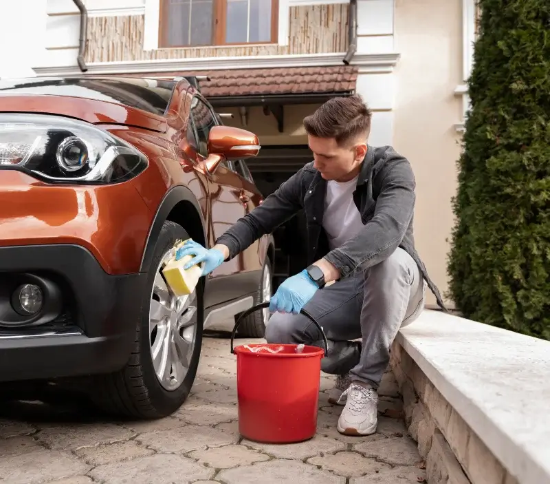Lavage auto à domicile Hérouville-Saint-Clair : professionnel intervenant sur un véhicule